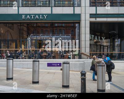 Außenansicht von Eataly London, einem italienischen Lebensmittelmarkt und Restaurants in Bishopsgate, London, England, Großbritannien Stockfoto