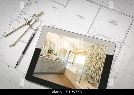 Computer Tablet mit Master Badezimmer Design über Haus plant, Bleistift und Kompass. Stockfoto