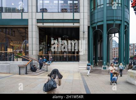 Außenansicht von Eataly London, einem italienischen Lebensmittelmarkt und Restaurants in Bishopsgate, London, England, Großbritannien Stockfoto