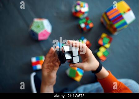 Männliches Kind spielt mit Puzzlewürfeln. Spielzeug für Gehirn und logische Geist Training, kreatives Spiel, Lösung komplexer Probleme Stockfoto