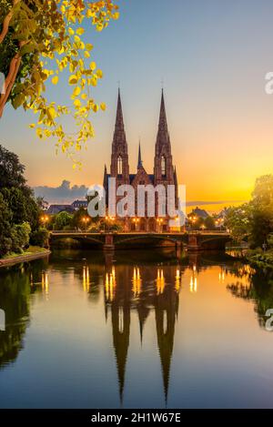Reformierte Kirche von Str. Paul in Straßburg bei Sonnenaufgang, Frankreich Stockfoto