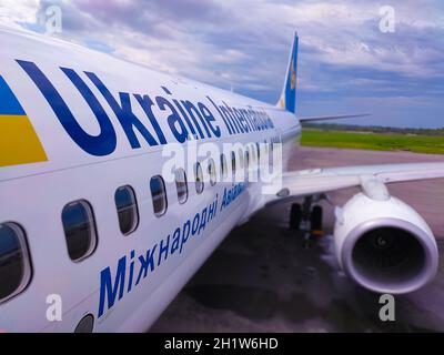 Zaporizhzhia, Ukraine - 11. Mai 2021: Ukraine International Airlines Boeing 737. Neue Flugzeuge in der Flotte der Fluggesellschaft. Stockfoto