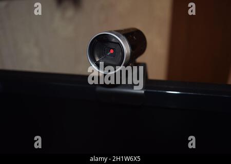 Web-Kamera, an den Monitor angeschlossen. Ausrüstung für Video. Stockfoto