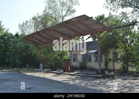 Die alte Tankstelle geworfen. Struktur der Zeiten des Sozialismus. Stockfoto