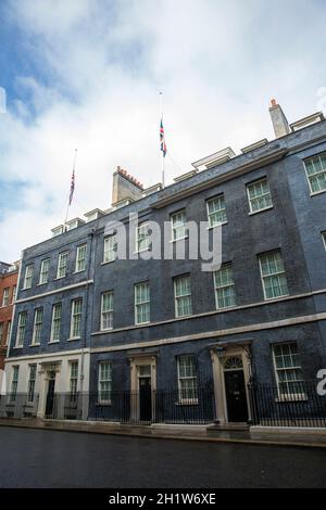 Die Union Flags fliegen am Halbmast auf dem Dach des Gebäudes, das die Downing Street 10 beherbergt, die offizielle Residenz des britischen Premierministers. Stockfoto