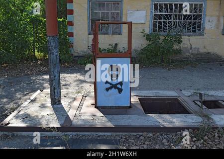 Die alte Tankstelle geworfen. Struktur der Zeiten des Sozialismus. Stockfoto