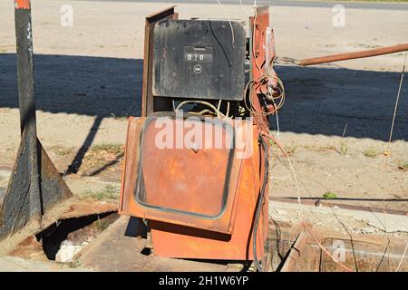 Die alte Tankstelle geworfen. Struktur der Zeiten des Sozialismus. Stockfoto