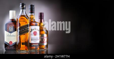 POZNAN, POL - 12. MAI 2021: Flaschen beliebter globaler Whiskey-Marken Stockfoto