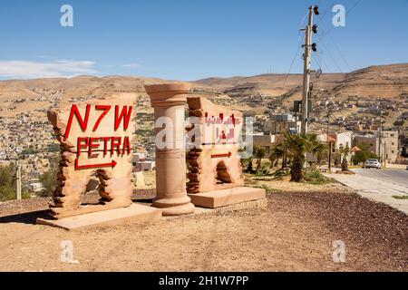 Wadi Musa, Jordanien, 2020. März: Petra einladendes und richtungsweisendes Denkmal auf der Autobahn, die nach Wadi Musa führt Stockfoto