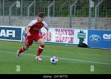 Noah Weißhaupt (SC Freiburg II) mit Ball, Fussball-RL SW 20-21: 40. Sptg: SC Freiburg II - FC 08 Homburg Stockfoto