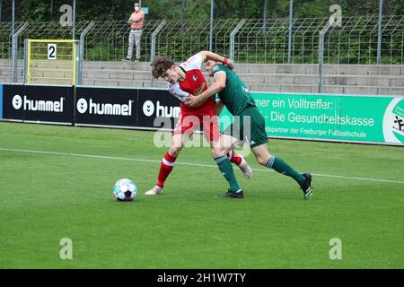 Ringkampf an der Seitenlinie zwischen Noah Weißhaupt (SC Freiburg II) und Stegerer Tim (FC 08 Homburg) im Spiel der Fussball-RL SW 20-21: 40. Sptg: SC Stockfoto