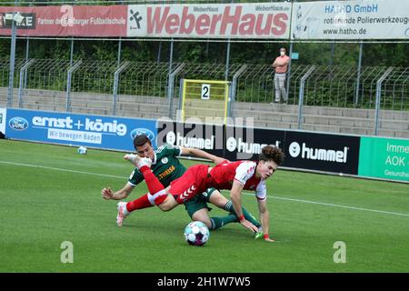 Bittere Bauchlandung: Noah Weißhaupt (SC Freiburg II) hat mit den ersten Matchpunkt bei der 0:1 Niederlage gegen Homburg vergeben - Fussball-RL SW 20- Stockfoto