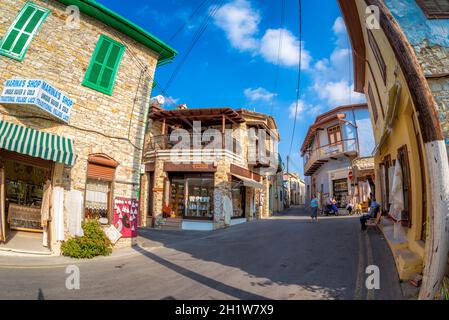 LEFKARA, ZYPERN - 29. September 2018: Blick auf die Straße im Dorf Pano Lefkara Stockfoto