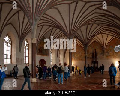 Malbork, Polen - 8. September 2020: Das große Refektorium, der größte Saal im Schloss Malbork mit einer wunderschönen gotischen Gewölbedecke, Polen Stockfoto