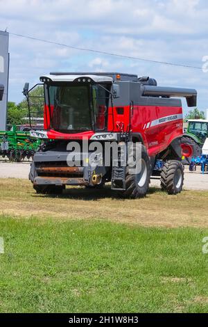 Kiew, Ukraine - 30. Mai 2021: Der Mähdrescher Massey Ferguson 7347 S wird in Hesston, Kansas, USA, von Massey Ferguson gebaut. AGCO Power-Motor Stockfoto