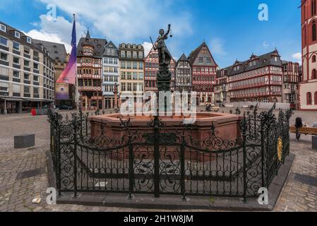 Frankfurt-Altstadt mit der Statue der Justitia. Deutschland Stockfoto