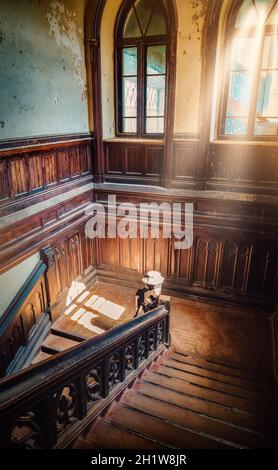 Durch die Fenster des sehr alten Zimmers leuchtete Licht Stockfoto