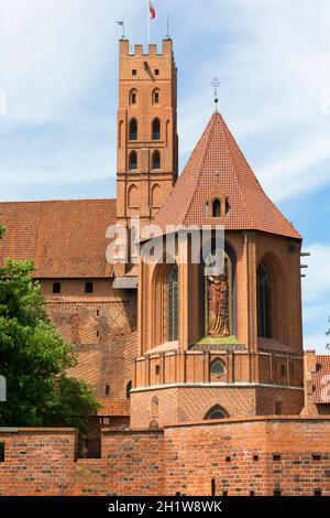 Malbork, Polen - 25. Juni 2020: Schloss Malbork aus dem 13. Jahrhundert, mittelalterliche, teutonische Festung am Nogat, Blick auf die Burgkapelle. Es ist das größte Stockfoto
