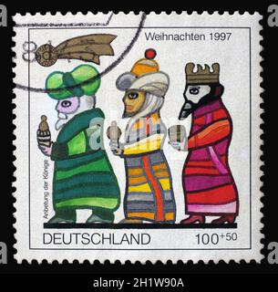 Eine in Deutschland gedruckte Briefmarke zeigt die drei Könige, Weihnachten, um 1997 Stockfoto