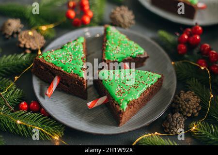 Grüner weihnachtsbaum aus Schokoladenbrownie. Weihnachten Spaß Essen. Nette Idee für Kinder für weihnachten Dessert Stockfoto