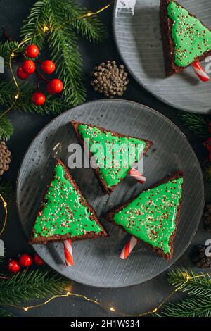 Grüner weihnachtsbaum aus Schokoladenbrownie. Weihnachten Spaß Essen. Nette Idee für Kinder für weihnachten Dessert. Draufsicht Stockfoto