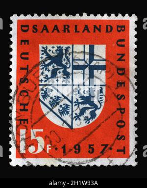 Briefmarke gedruckt in Saar, Deutschland, zeigt Saar Wappen, um 1957 Stockfoto