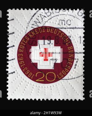 Die in Deutschland gedruckte Briefmarke zeigt 100 Jahre Internationales Rotes Kreuz, 100 Jahre Rotes Kreuz Serie, um 1963 Stockfoto