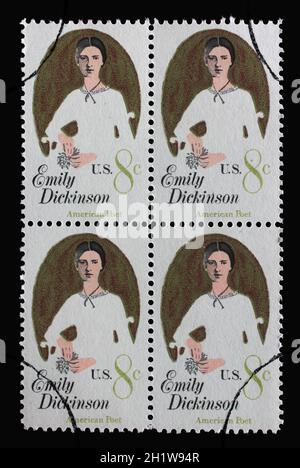Die in den Vereinigten Staaten von Amerika gedruckte Briefmarke zeigt Emily Elizabeth Dickinson, amerikanische Dichterin, um 1971 Stockfoto