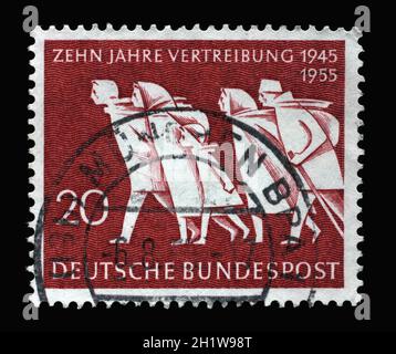 Stempel gedruckt in Deutschland, zeigt Flüchtlinge, um 1955 Stockfoto