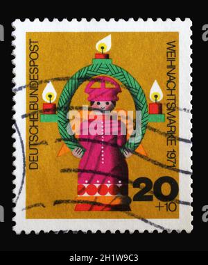 Stempel gedruckt in Deutschland, zeigt hölzernen gedrehten Weihnachtsengel, um 1971 Stockfoto