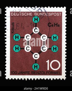In Deutschland gedruckte Marke mit Fortschritten in Technologie und Wissenschaft: Benzolformel von Friedrich August Kekulé von Stradonitz, um 1964 Stockfoto