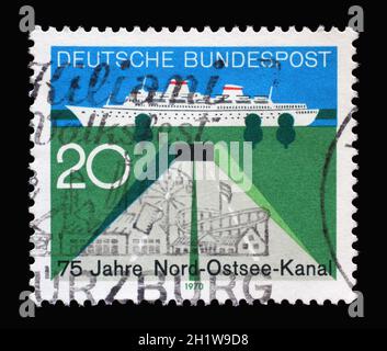 In Deutschland zu Ehren des 75-jährigen Bestehens des Kieler Kanals, um 1970, gedruckte Briefmarke Stockfoto