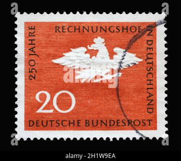 Die in Deutschland zu Ehren des 250. Jahrestages des deutschen Rechnungshofs gedruckte Briefmarke zeigt den preußischen Adler, um 1964 Stockfoto