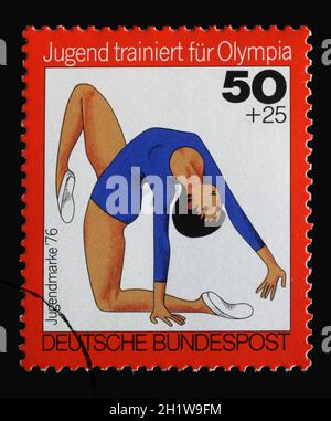 Eine in Deutschland gedruckte Marke zeigt Gymnastik, Jugendtraining für die Olympischen Spiele, um 1976 Stockfoto