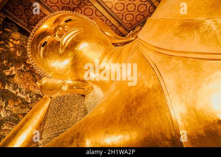 Nahaufnahme Ansicht Kopf Reclining Buddha berühmte Urlaubszeit Reise Ort in Thailand Wat Pho. Stockfoto