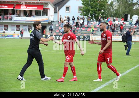 Trainer Dennis Bührer (Bahlinger SC) tröstet nach dem Schlußpfiff die entäuschten Spieler, Ergi Alihoxha (Bahlinger SC) und Yannick Häringer (Bahling Stockfoto