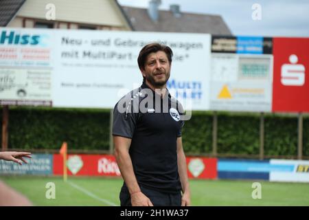 Verzweifelt: Trainer Dennis Bührer (Bahlinger SC) im Spiel der Fussball-RL SW 20-21: 41. Sptg: Bahlinger SC - FK Pirmasens Stockfoto