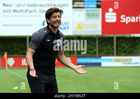 Zum Verzweifeln an der Seitenlinie: Trainer Dennis Bührer (Bahlinger SC), Fussball-RL SW 20-21: 41. Sptg: Bahlinger SC - FK Pirmasens Stockfoto