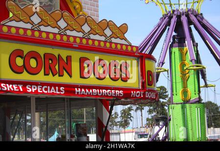 Tyler, TX - 28. September 2011: Corn Dog Sign und Carnival Ride beim lokalen Straßenkarneval Stockfoto