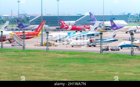 SAMUT PRAKAN, THAILAND-15. MAI 2021 : Frachtflugzeuge auf dem Flugplatz in der Nähe des AOT-Bürogebäudes geparkt. Frachtflugzeug von Vietjet Air, Bangkok A Stockfoto