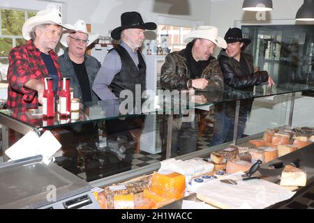 Lkw-Stopp ( Uwe Lost, Knut Bewersdorff, Teddy Ibing, Andreas Cisek, Tim Reese), Fototermin mit Truck Stop, Bargstedt, 11.05.2021, Dreharbeiten mit de Stockfoto