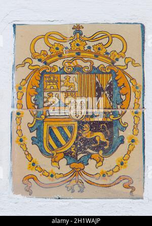 Sevilla, Spanien - 27. September 2020: Königliche Alcazare von Sevilla. Wappen glasiert gefliest aus der Patio de Banderas Sektion Stockfoto