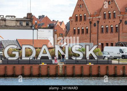 Danzig, Polen - 9. September 2020: Die Inschrift Danzig in weiß und rot auf der Insel Olowianka in der Altstadt Stockfoto