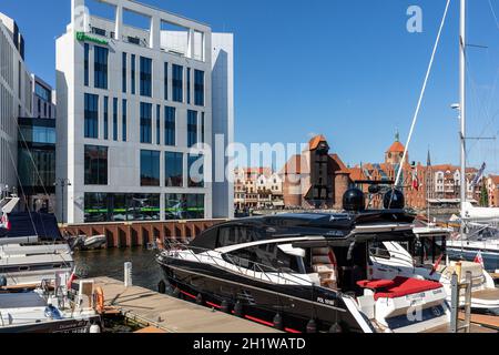 Danzig, Polen - 9. September 2020: Motorboote und Segelboote in der Marina in Danzig. Polen Stockfoto