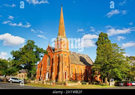 Diese beeindruckende Kirche aus rotem Backstein, die früher als Wesleyan oder Methodist Church bekannt war, wurde um 1865 in Daylesford, Victoria, Australien, erbaut Stockfoto