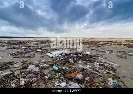 Müll am Strand Meer Kunststoff Flasche liegt am Strand und belastet das Meer und das Leben der Unterwasserwelt verschüttete Müll am Strand der großen Stadt. Stockfoto