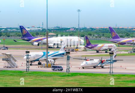 SAMUT PRAKAN, THAILAND-15. MAI 2021 : Frachtflugzeug auf dem Flugplatz im Flughafen geparkt. Frachtflugzeug von Thai Airways, Thai Smile Airline und Bangkok A Stockfoto