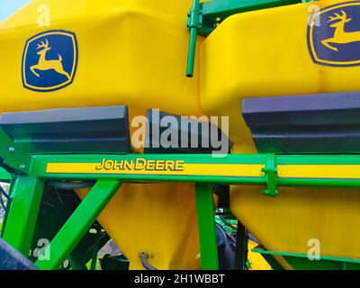 Kiew, Ukraine - 24. August 2020: Pneumatischer Anhänger der pneumatische Saatlader John Deere 1910 ist am 24. August 2020 in Kiew, Ukraine, unterwegs. Landwirtschaftlicher mac Stockfoto