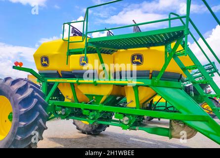 Kiew, Ukraine - 24. August 2020: Pneumatischer Anhänger der pneumatische Saatlader John Deere 1910 ist am 24. August 2020 in Kiew, Ukraine, unterwegs. Landwirtschaftlicher mac Stockfoto