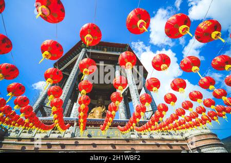 Guanyin und eine rote Laternen in der chinesischen Tempel Penang, Malaysia. Kek Lok Si Tempel Ort der Anbetung in der Nähe von Georgetown. Ein chinesischer Buddhistischer Tempel gelegen Stockfoto